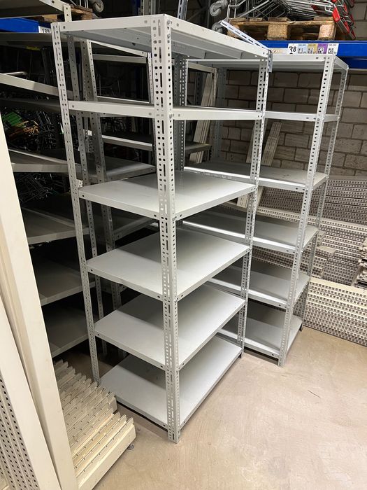 Sprzedaż metalowych regałów magazynowych i sklepowych