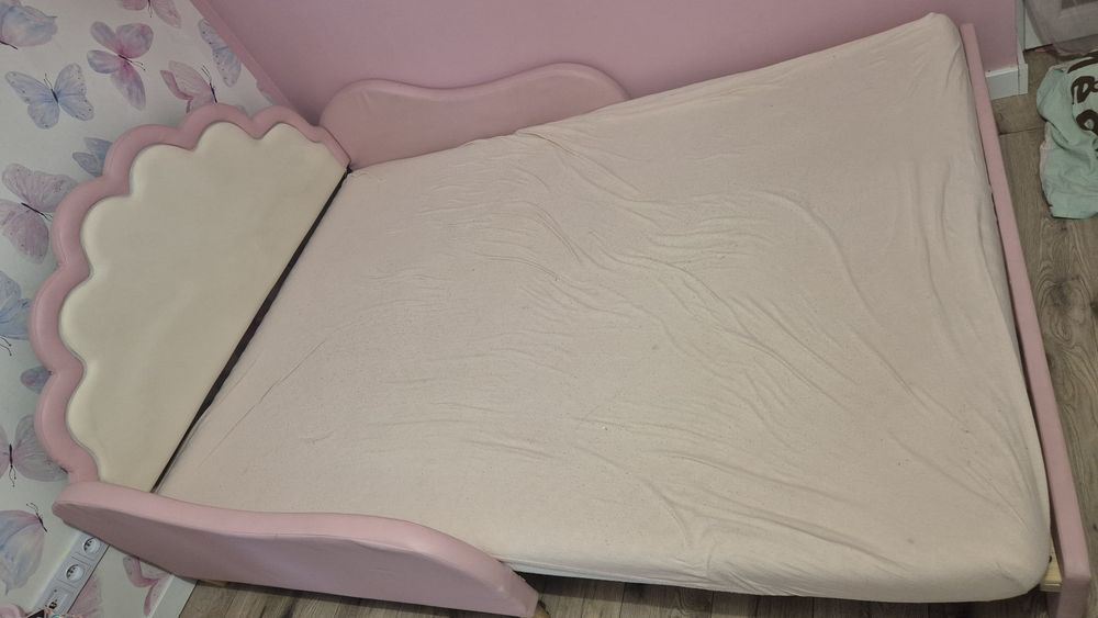 Dziewczęce łóżko tapicerowane z  stelażem i materacem