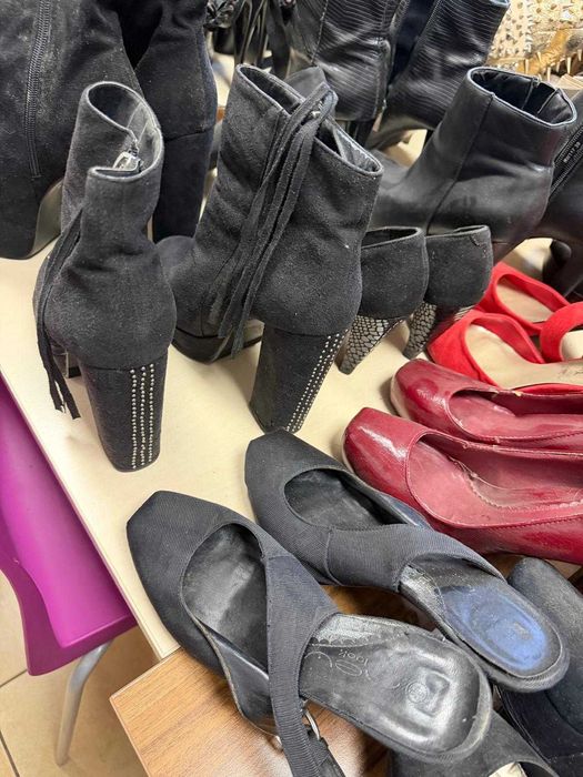 Historia po rozstaniu… 60 par butów szuka nowego domu (rozm. 37)