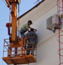 Монтаж кондиционеров в тольятти. Рабочий люльки находящийся на подъемнике вышке. Автовышка фасадные работы. Монтаж сплит системы при использовании автовышки