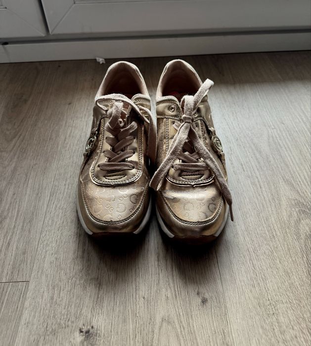 Zlote sneakersy Guess
