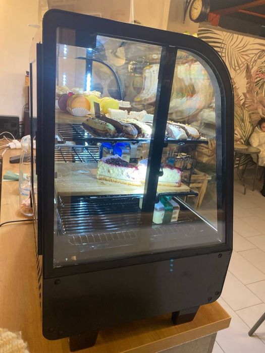 Холодильна вітрина для десертів