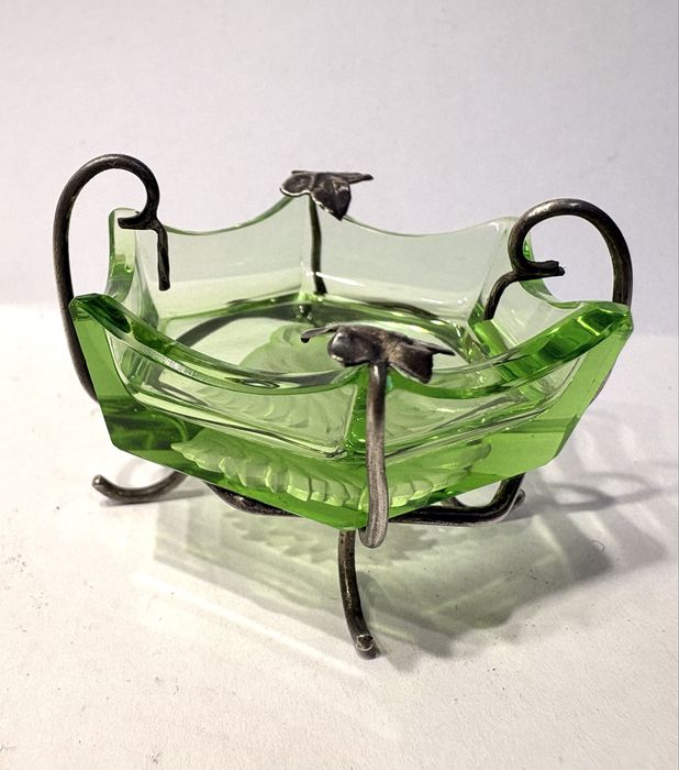 Raro e lindo pequeno antigo saleiro em vidro verde com intaglio de um cão e armação em prata Arte Nova