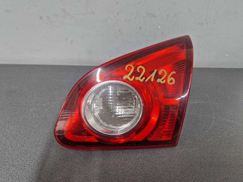 Nissan Qashqai I J10 06-10 r. Lampa Prawy Tył W Klapę