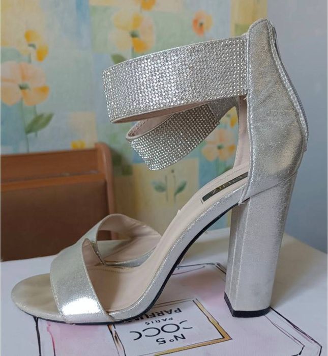 Фірмові босоніжки, каблуки преміум класу.Туфлі босоніжки quiz shoes zize 8-41сріблястого кольору для вечірок/коктейлів-26,7 см.