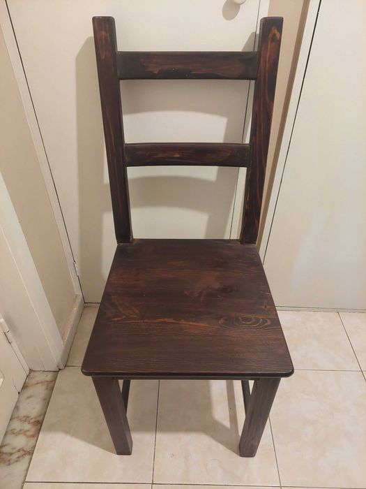 Cadeira em madeira escurecida IKEA