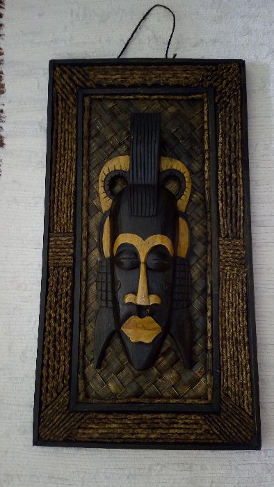 Quadro africano em madeira, em relevo.