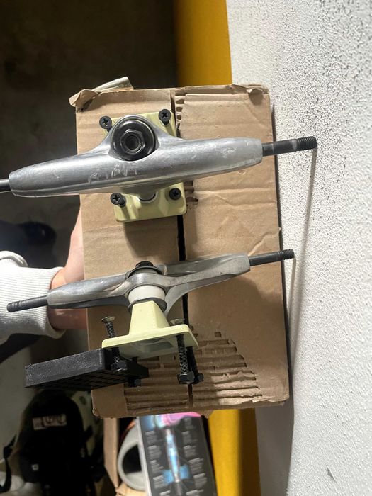 Trucks Tensor (par) + risers (como nas fotos)