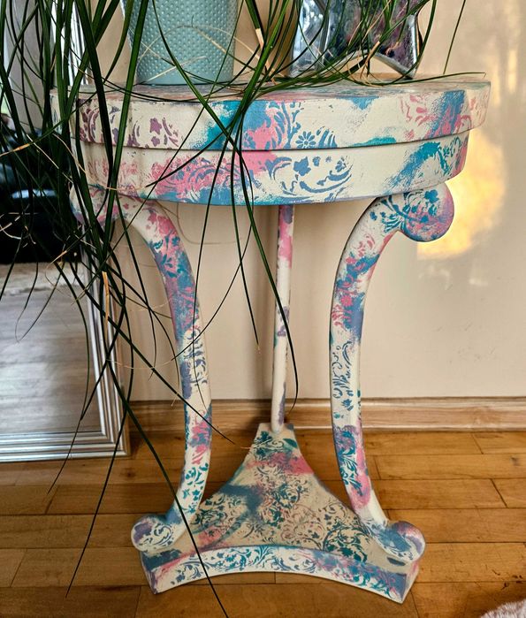 Lekki oryginalny stolik/kwietnik