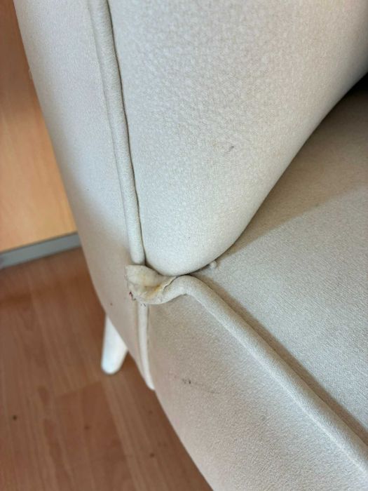 conjunto de 2 (duas) poltronas em tecido creme, sem braços