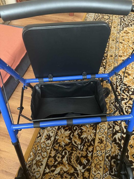 Chodzik rehabilitacyjny z regulowanym siedziskiem