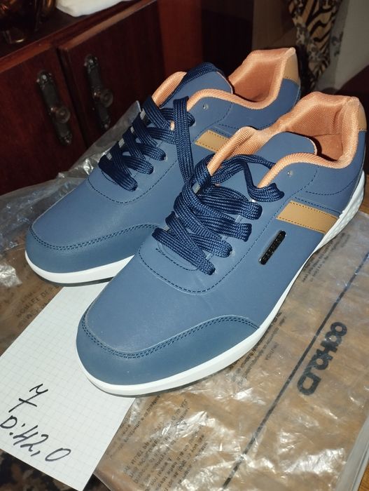 Кросівки спортивнв