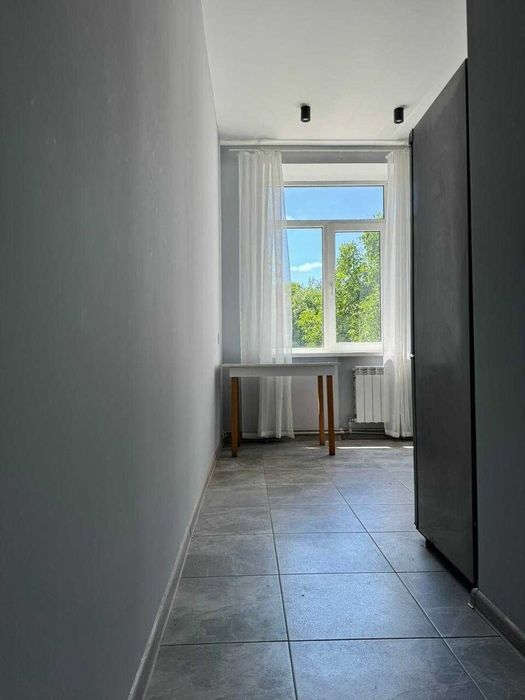 Продам 4-и к/к 85 м2 з гарним розташуванням в самому центрі міста.