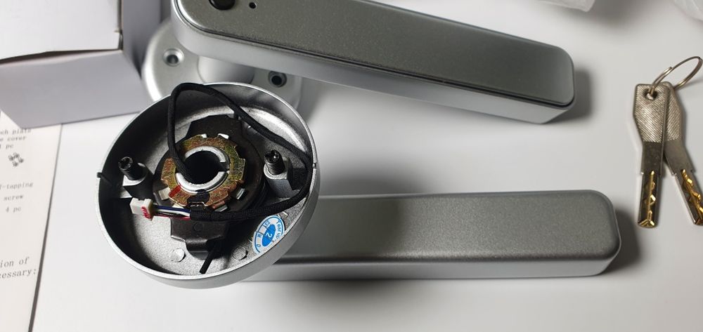 "Smart Lock" elektroniczny zamek na PIN / odcisk palca / smartfon