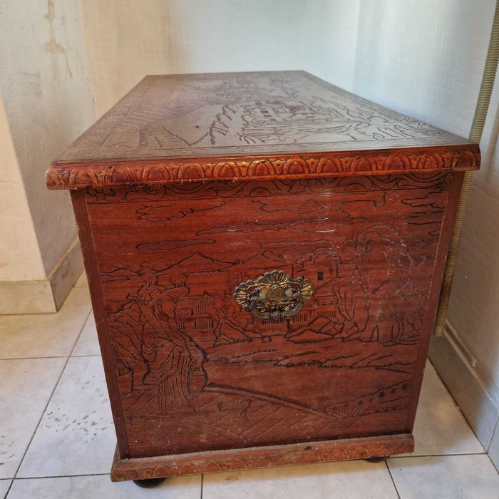 Baú/Arca oriental entalhado em madeira (estilo chinês)