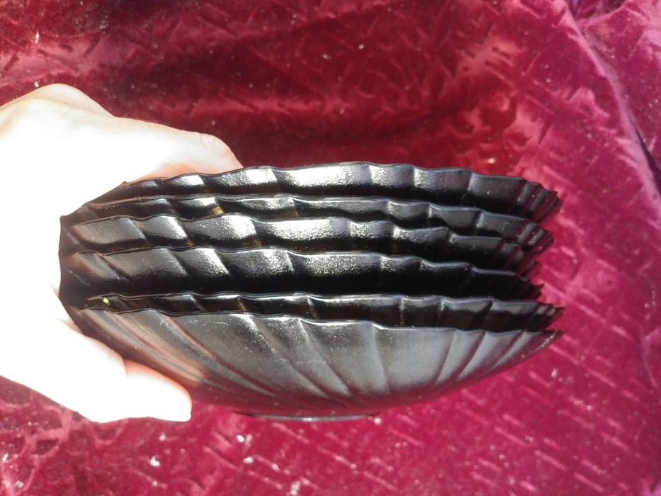 Тарелки черные кухня