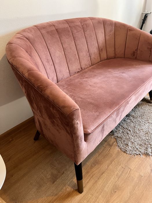 Rózowa sofa welurowa