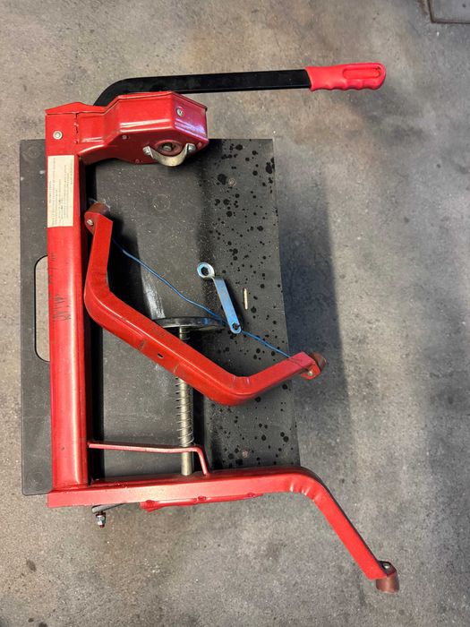 Vendo máquina de colocar rolhas em garrafões em bom estado