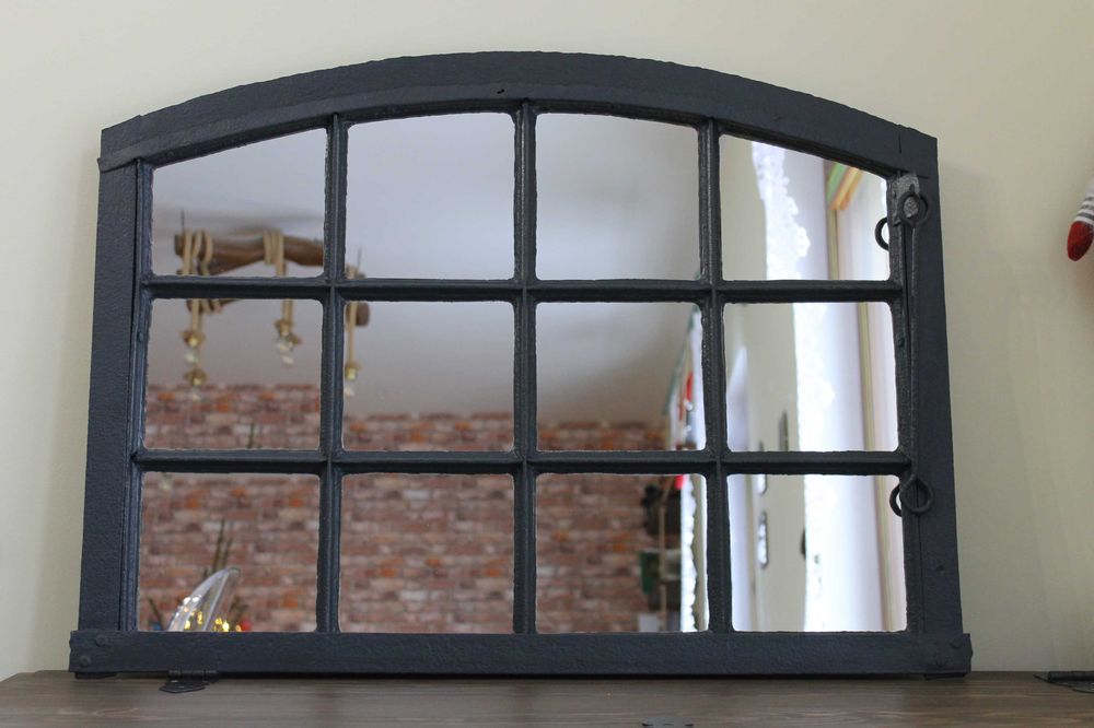 Lustro loft w starnym metalowym oknie