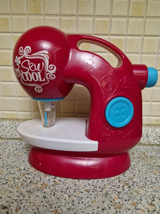 Детская швейная  машинка бренда Spin Master Sew Cool