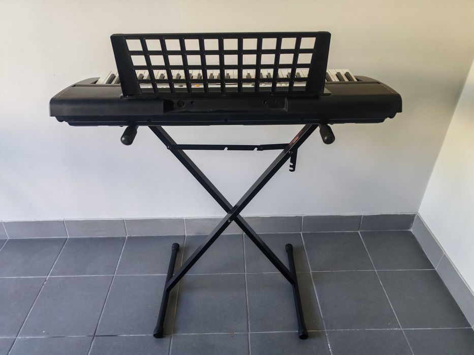 Piano/Órgão Yamaha PSR-E213 com Suporte