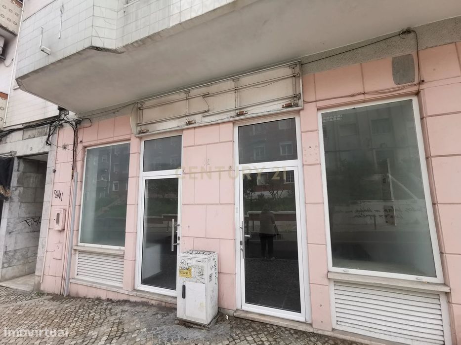 Vende-se loja com cave - Rua D.- Sancho I - Almada