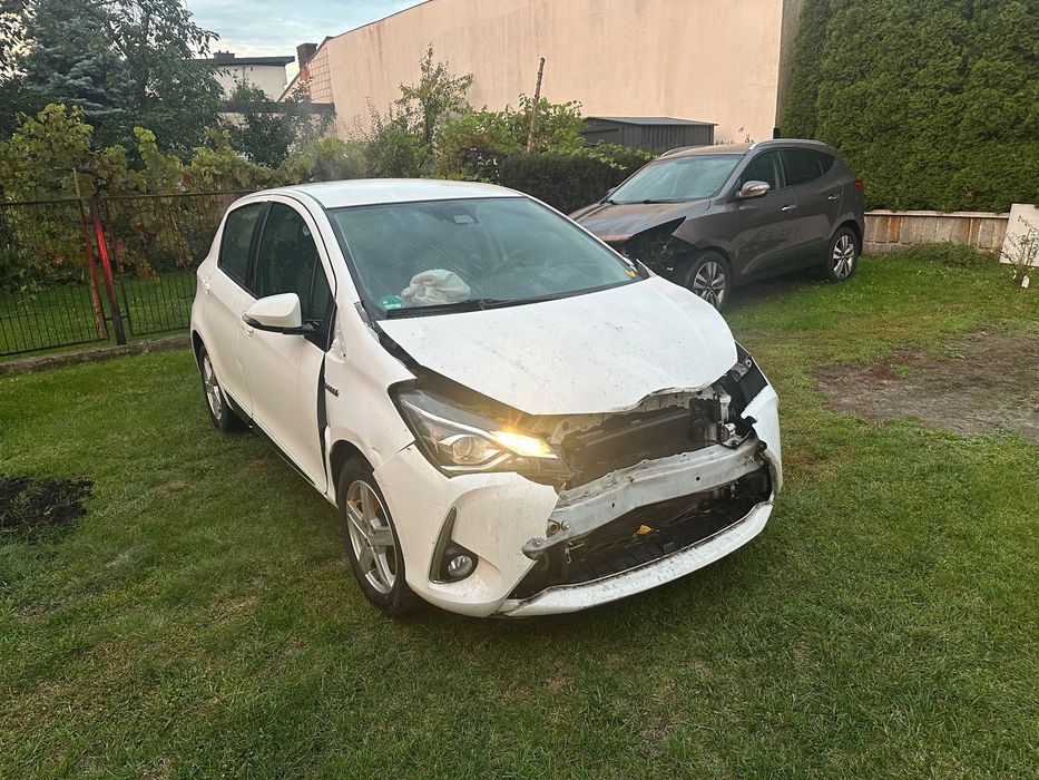Toyota Yaris 1.5 Hybryda Automat Delikatnie Uszkodzona