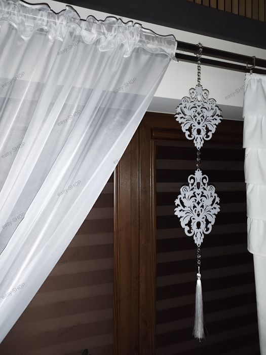 Zawieszka do okna girlanda ażurowa dekor biały