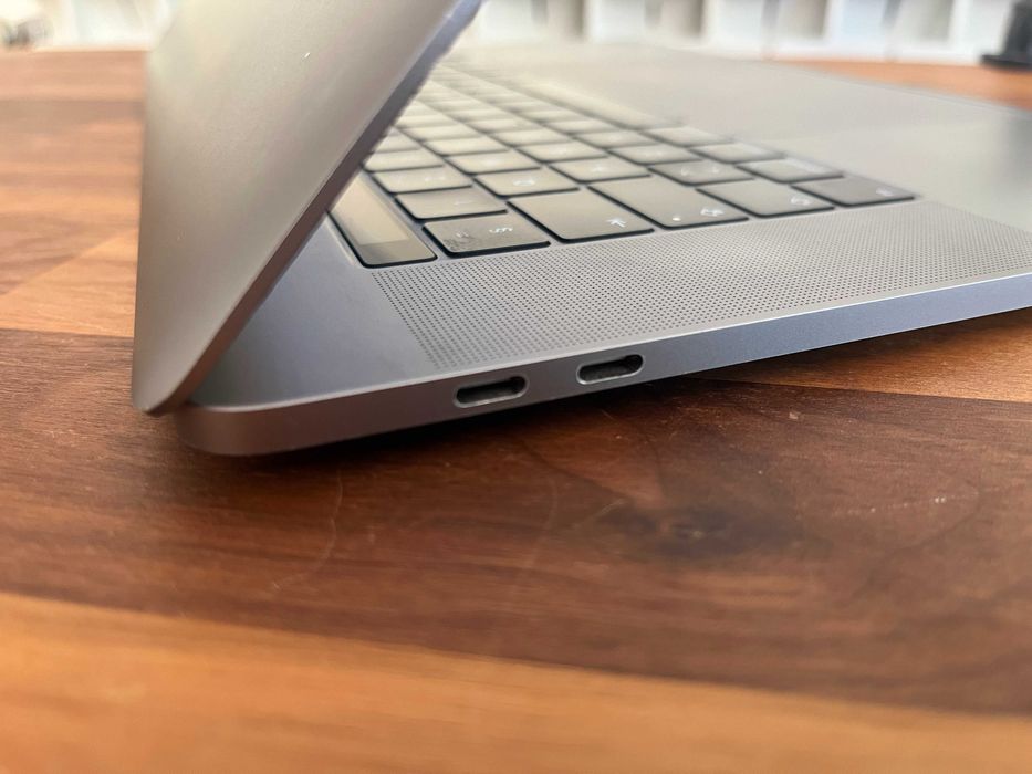 Apple MacBook Pro 15, 2018, 2.6GHz, 16GbRam, 500gb SSD, 4Gb Radeon Pro