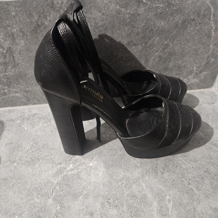 Szpilki na koturnie 38