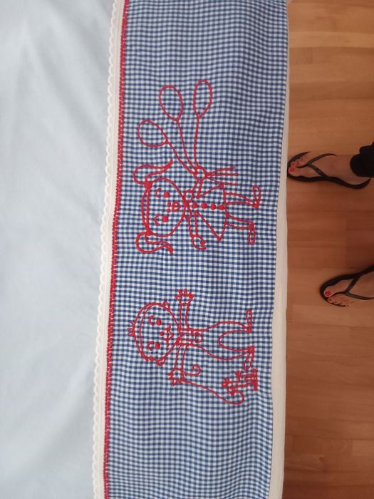 Lençóis bordados para cama bebé. Artigo artesanal