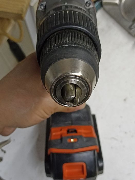Aparafusadora Black + Decker completa