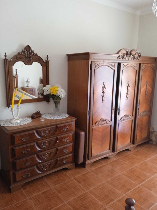 Móvel de QUARTO COMPLETO (Colchão incluído) em Castanho