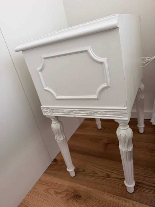 Mesa de cabeceira clássica lacada em branco