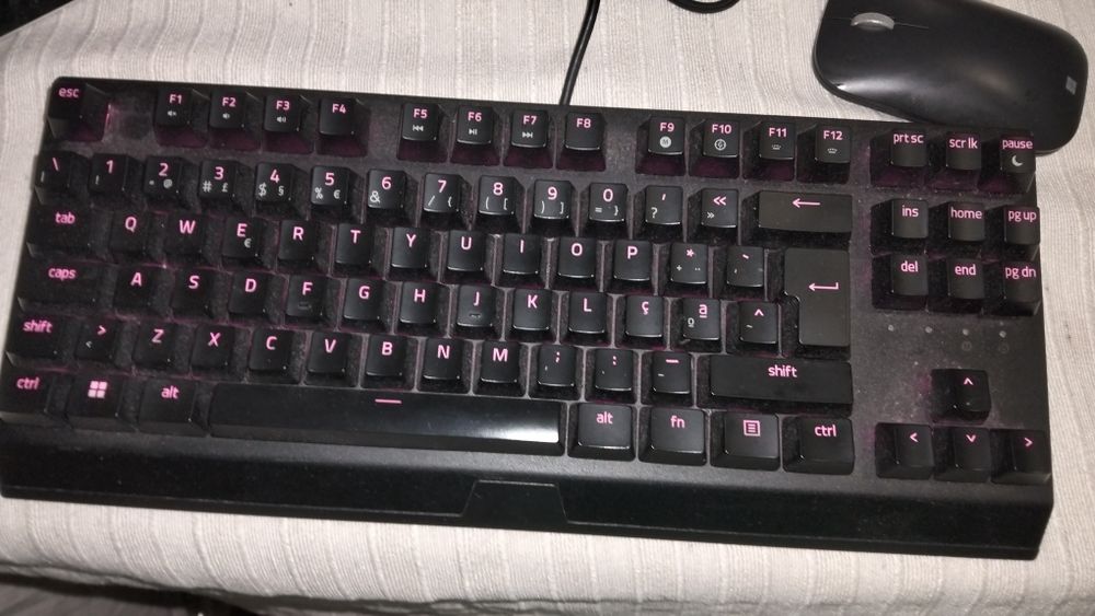 Teclado Razer com fio, pouco usado e em ótimo estado de conservação. Valor entre 30 e 40 negociável. Quero vender rápido!!