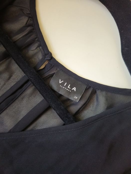 Czarna sukienka dekolt serek