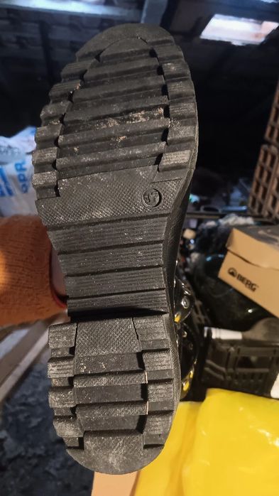 Botas pretas com tachas