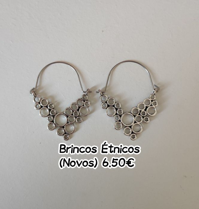 Vários brincos prateados