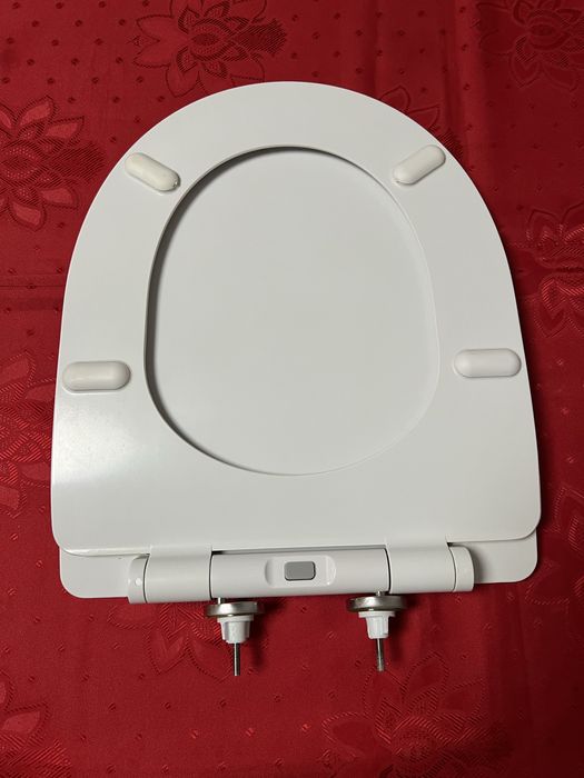 Deska sedesowa wolno opadająca.