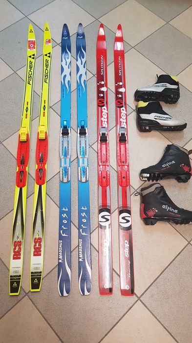 Narty biegowe i zjazdowe, buty narciarskie, kaski