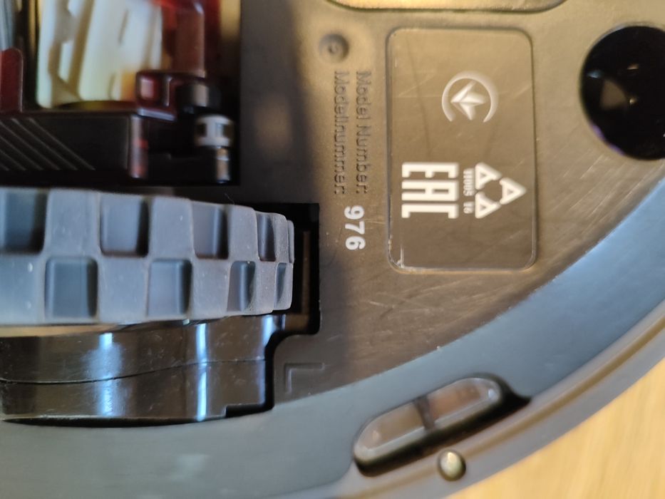 IRobot Roomba 976 robot sprzątający, boczne szczotki, filtry, ściana.
