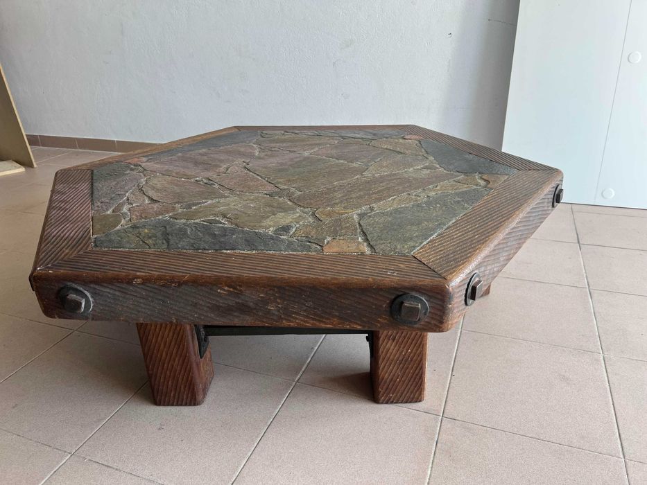 Mesa de centro vintage hexagonal em pedra e madeira