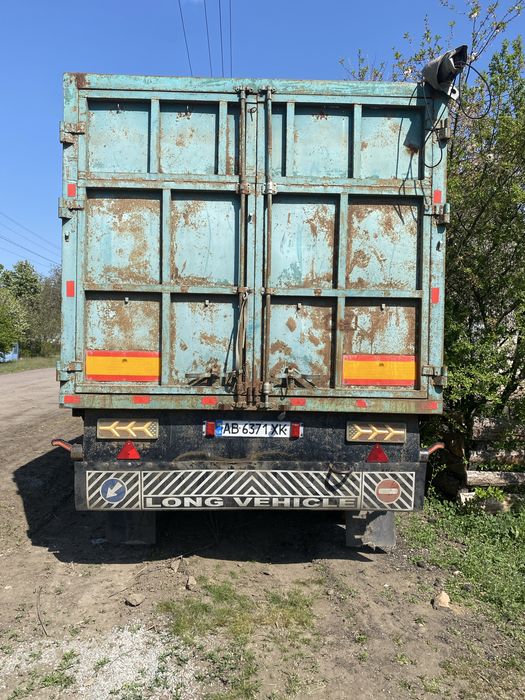 Тягач з напівпричепом зерновозом