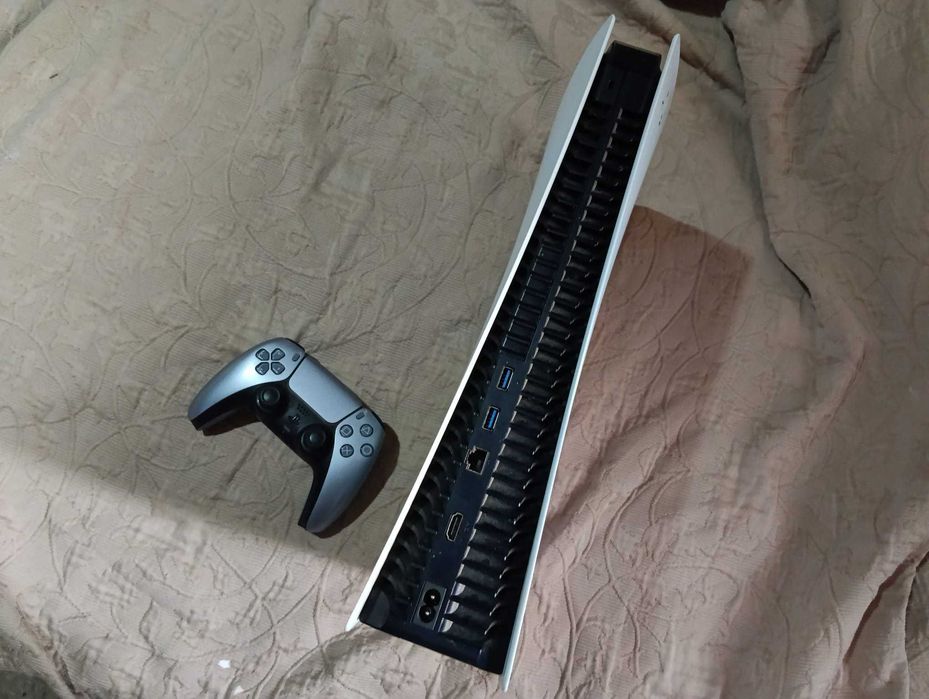 PS5 825 gb + comando+ suporte da consola