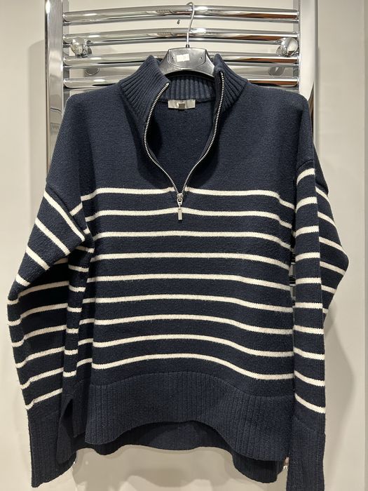 Granatowy sweter w białe paski
