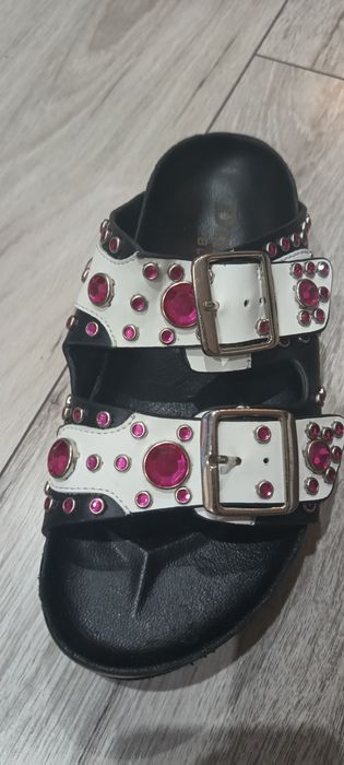 Klapki na niskiej platformie marki Dune