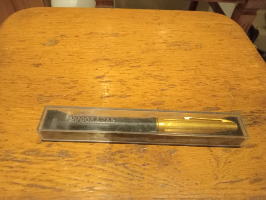 Ручка перьевая с золотым пером