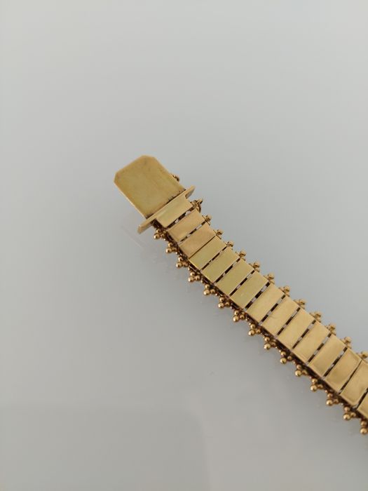 Pulseira em ouro de 19,2kt
A pulseira tem 19 centímetros de comprimento e 1 centímetro de largura 
48,9gr de peso