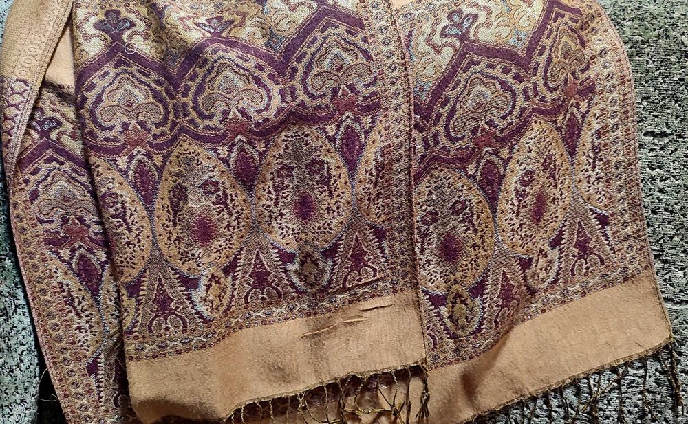 Женская шаль с бахромой