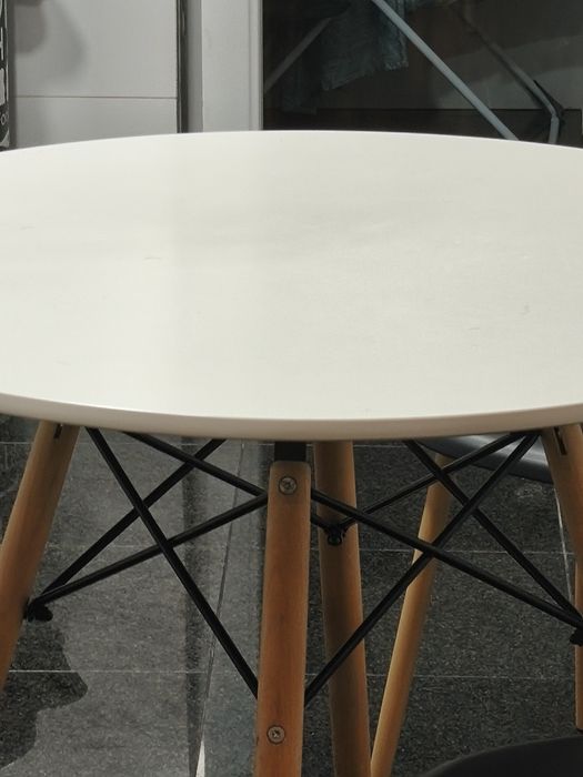 Mesa branca redonda com 80cm
